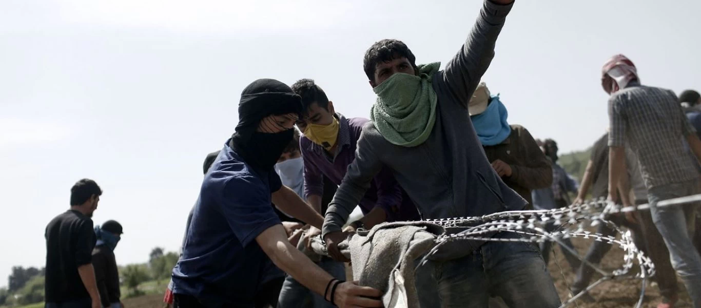 Αλλοδαποί στο κέντρο της Αθήνας κουνάνε το δάχτυλο σε αστυνομικούς που δεν τους αφήνουν να μπουν σε ξενοδοχείο (βίντεο)